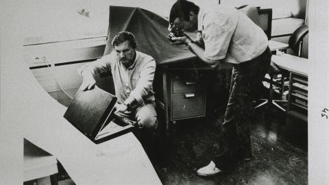 REKONSTRUKSJON: Leif Karsten Hansen og Arne Solemsj� p� Kripos i 1986. De to POT-etterforskerne var innkalt for � vise hvordan de tok bilder av Treholts koffert og pengene i den. Foto: Politiet