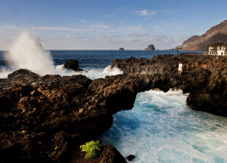  EL HIERRO: Den minste av alle de store Kanari�yene byr p� dramatisk natur i El Golfo-bukta. Foto: JOHN TERJE PEDERSEN