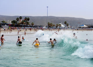  TENERIFE:  Strendene i s�r er mest solsikre, her fra Playa las Vistas. Foto: JOHN TERJE PEDERSEN/Dagbladet
