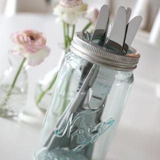 Hokusfiliokus: Og simsalabim, så er norgesglasset blitt til en original bestikkholder hos Hege Gjermundsen. Hokusfiliokus: Og simsalabim, så er norgesglasset blitt til en original bestikkholder hos Hege Gjermundsen.