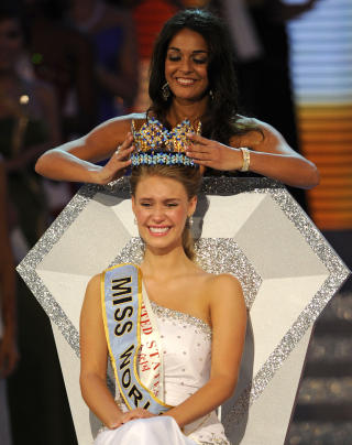 - VERDIG VINNER: Alexandria Mills f�r overrakt kronen som bevis p� sin seier av Miss World 2009, Kaiane Aldorino fra Gibraltar. S�rland mener Mills er en verdig vinner. Foto: LIU Jin/AFP