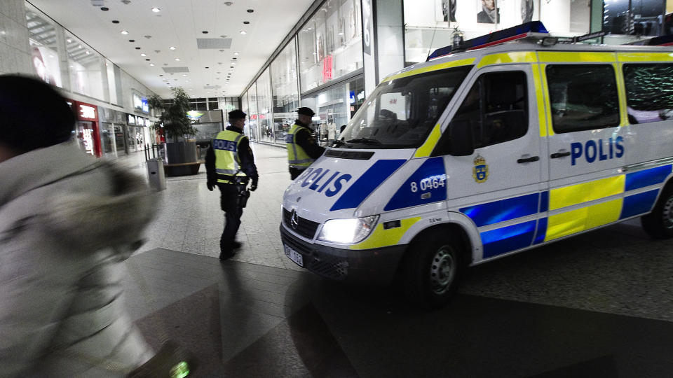 P� KJ�PESENTERET: Politiet var tilstede p� kj�pesenteret i Nordstan i G�teborg som skal ha v�rt m�let for en terroraksjon i dag. Foto: JAN WIRID�N/Expressen