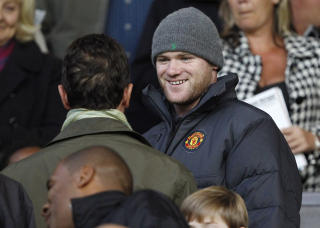 TILBAKE I ENGLAND: Wayne Rooney reiste til Dubai p� ferie f�r blekket p� den nye United-kontrakten var t�rt. L�rdag var han tilbake p� tribunen p� Old Trafford.Foto: SCANPIX/REUTERS/Phil Noble