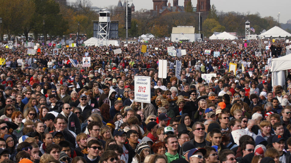 DEMONSTRERTE: Hundretusener m�tte fram for � vise sin avsky mot Tea Party-aktivistene. Foto: Jim Bourg/Reuters/Scanpix