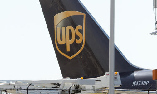  EKSTRASJEKK:  Bomben var ombord i et fly p� jobb for fraktselskapet UPS: Her er et UPS-fly man�vrert ut til siden p� flyplassen i Atlanta i USA i dag for en ekstra sjekk. FOTO: AP/SCANPIX.