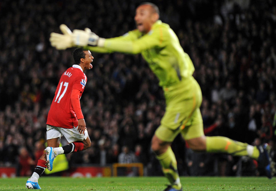 SPILTE TIL FL�YTA GIKK: Da dommer Mark Clattenburg slo ut med armene var Nani raskt p� pletten og satte ballen forbi Heurelho Gomes.Foto: SCANPIX/AFP PHOTO/ADRIAN DENNIS