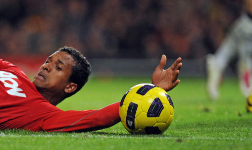HANDS: Da Nani ikke fikk straffe, la han h�nda p� ballen, men Mark Clattenburg unnlot � bl�se da Heurelho Gomes plukket opp ballen.Foto: AFP PHOTO/ADRIAN DENNIS