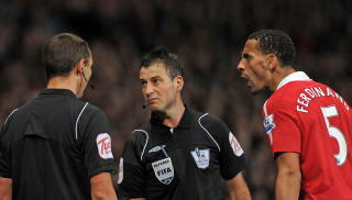 MED P� DISKUSJONEN: Dommer Mark Clattenburg (midten) gjorde trolig rett i � godkjenne scoringen slik han h�ndterte begivenhetene i forkant, men hvorfor  United-midtstopper Rio Ferdinand fikk v�re med p� diskusjonen er et helt annet sp�rsm�l.Foto: SCANPIX/AFP PHOTO/ADRIAN DENNIS