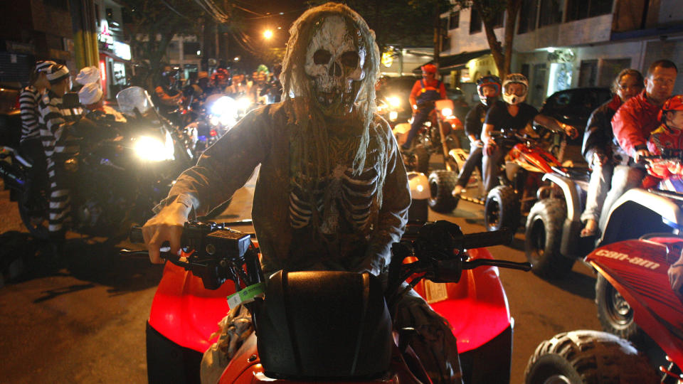  A LA SAUDA:  Skremmende halloween-markering ogs� i gatene i Cali i Colombia, men derfra er det ikke meldt om nabobes�k med hagle og hette over hodet - som i Sauda. FOTO: REUTERS/SCANPIX.