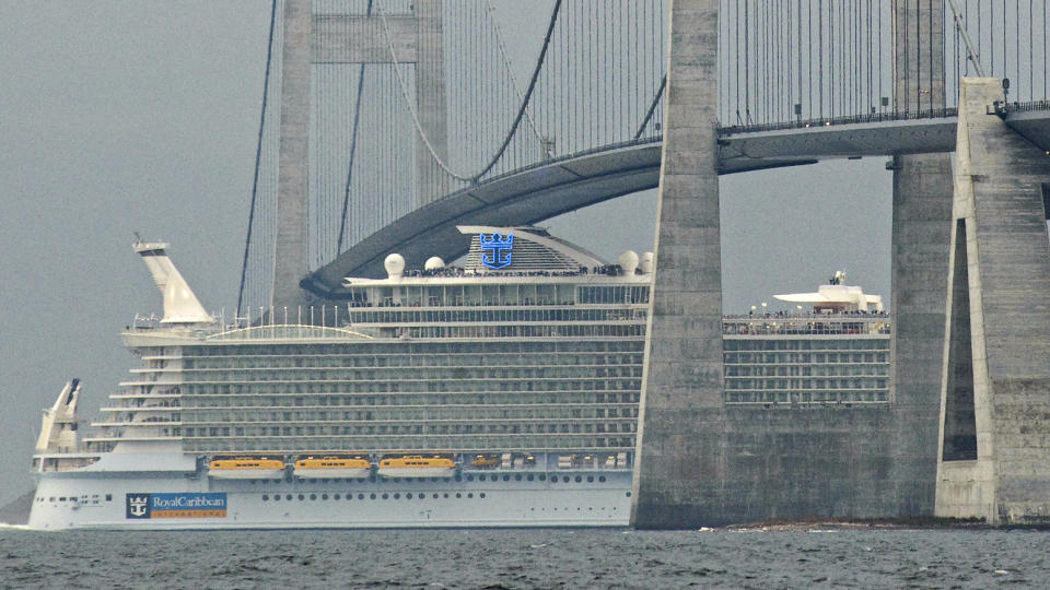 KOM SEG UNDER:  Det gikk s� vidt, MS Allure of the Seas kom seg under Storeb�lt-broen med et n�dskrik. Foto: REUTERS/Scanpix/Jens Norgaard Larsen