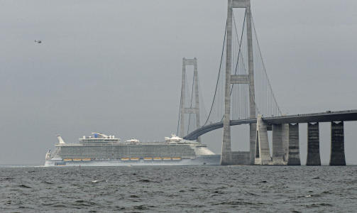 VERDENS ST�RSTE:  Cruiseskipet Allure of the Sea er 72 meter h�yt og 365 meter lagt. Foto: REUTERS/Scanpix/Jens Norgaard Larsen