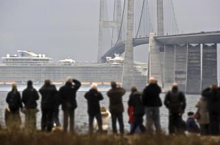 N�YE PLANLAGT:  Passeringen var n�ye planlagt. Skipet har spesialkonstruerte skorsteiner som kan trekkes ned. Foto: AP Photo
