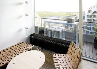 UTSIKT: P� din lille balkong kan du kikke over til naboen eller utover viddene. FOTO: 8tallet.dk