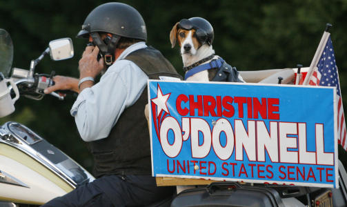 ST�TTER O'DONNELL: O'Donnell f�r st�tte fra en rekke fl�yer, deriblant bikkja Buster, her med sin eier p� en motorsykkel. Foto: Tim Shaffer/REUTERS