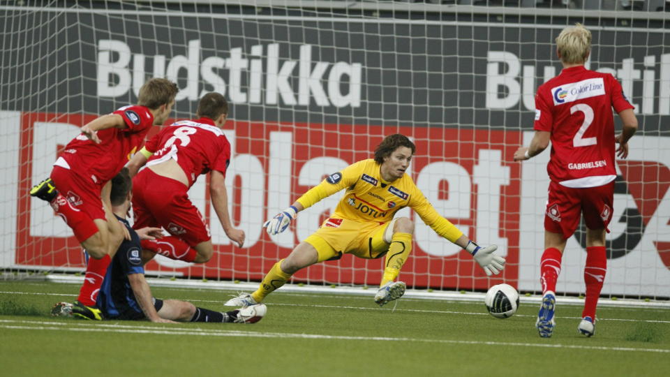 TOK LEDELSEN: Veigar Pall Gunnarsson satte inn 1-0 bak Sandefjord-keeper Joacim Heier, og l�p rett for � omfavne Jan J�nsson.
Foto: Erlend Aas / Scanpix