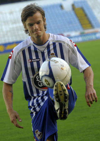 FIKK BARE 45 MINUTTER: Knut Olav Rindar�y startet for Deportivo, men ble erstattet allerede i pausen. Foto: AFP PHOTO/MIGUEL RIOPA