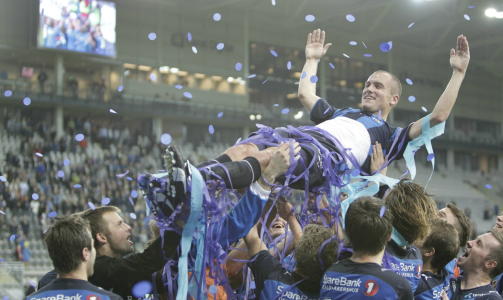 BLE BARE HYLLET: Mens Jan J�nsson b�de fikk applaus og mishagsytringer fra supporterne, fikk Stab�k-ildsjel Tom Stenvoll unison hyllest etter sin siste hjemmekamp for klubben. 
Foto: Erlend Aas / Scanpix
