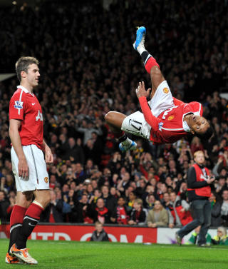 HOPPENDE GLAD: Spurs-fansen ble ikke mindre provosert av den entusiastiske m�ten Nani feiret m�let sitt p�. Foto: (AP Photo/PA, Martin Rickett)