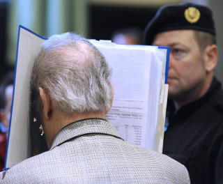 I SKJUL:  Josef Fritzl fors�kte � gjemme ansiktet i rettssalen. FOTO: AFP/SCANPIX.