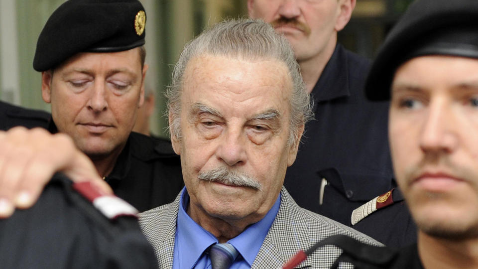  STERKT BEVOKTET:  Josef Fritzl var sterkt bevoktet under rettssaken i St. Poelten i mars 2009. Det er han fortsatt - n� i fengselet i Krems. FOTO: AP/SCANPIX.