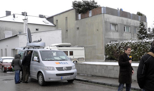  SKREKKENS HUS:  I kjelleren i dette huset i Amstetten i �sterrike holdt Josef Fritzl datteren Elisabeth fanget i 24 �r. FOTO: AP/SCANPIX.