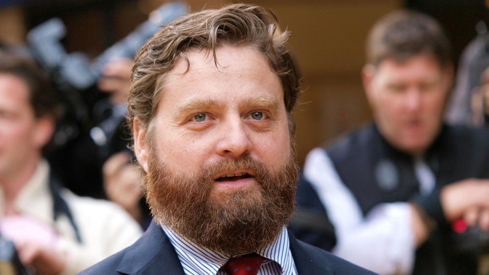 MARIHUANATILHENGER: Zach Galifianakis fyrte opp en marihuanajoint p� direktesendt tv sist fredag. I morgen skal amerikanerne i California stemme p� hvorvidt marihuana skal legaliseres i delstaten. Foto: SCANPIX