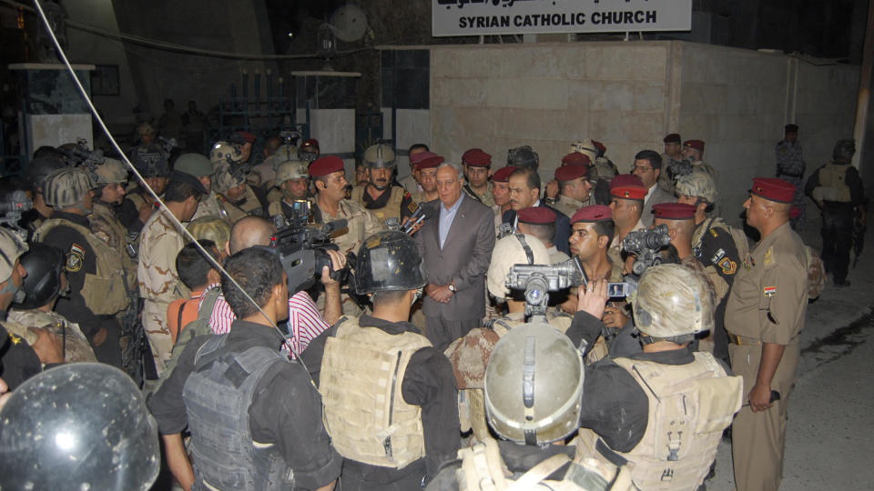  FORSVARSMINISTEREN SNAKKER : Iraks forsvarsminister, general Abdel Qader Jassim, snakker under pressekonferansen utenfor Our Lady Salvation church i Bagdad s�ndag kveld etter at over 100 kirkegjengere var blitt tatt til gisler i samme kirke av angivelig Al-Qaida gruppen Den islamske staten Irak. Foto: REUTERS/Stringer.