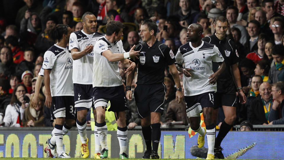 FORSTO LITE:< Younes Kaboul (fv), Gareth Bale og William Gallas ga tydelig uttrykk for hva de mente om at dommer Mark Clattenburg overpr�vde egen assistentdommer og godkjente Manchester Uniteds 2-0 scoring i l�rdagens seriekamp.Foto: SCANPIX/REUTERS/Phil Noble