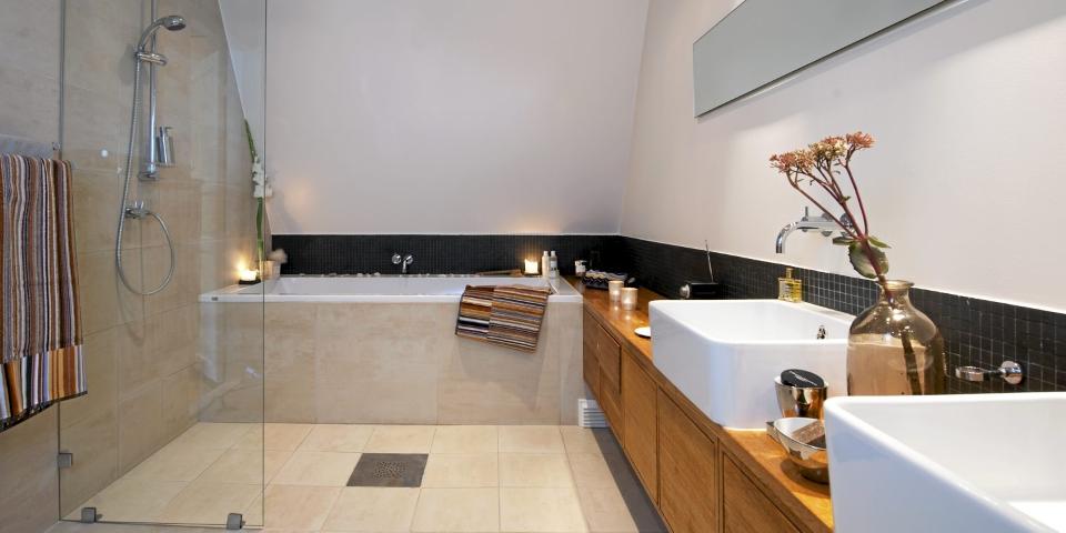 V�TSONEN INNERST: Dusj og badekar plasseres innerst i rommet. Da blir det ikke v�tt for de som er p� badet bare for � pusse tenner.  FOTO: Espen Gr�nli