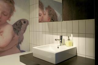MOTIV: Velg gjerne andre flater enn fliser p� badet. Dette yndige motivet er utsnitt av den franske maleren William Bouguereaus. Det er trykkket p� plastlerret og laminert slik at det t�ler vannsprut. FOTO: Sandra Aslaksen