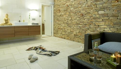 SPA: Lyset p� badet b�r kunne dimmes og fungere b�de p� dag- og kveldstid. Duftlys og kanedelabre om kvelden gir f�lelse av spa-opphold. Sandra Aslaksen