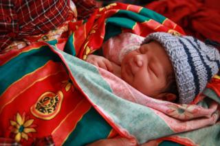 Nyf�dt i Nepal, et av verdens farligste land � bli f�dt i. Her d�r mellom tre og fire spedbarn hver time. Denne lille karen, derimot, overlevde sin egen f�dsel. Foto: Kristine Olsen