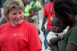 Tove Wang, generalsekret�r i Redd Barna, bes�ker barn p� Haiti som har overlevd jordskjelvet, men som n� bor i kummerlige forhold i store leirer hvor koleraen raser. Foto: Redd Barna