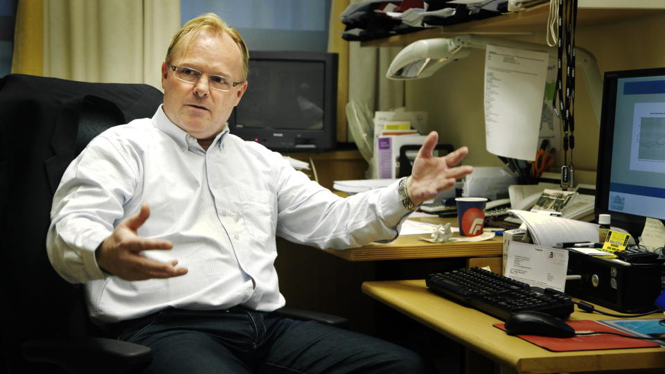 DYRAS VENN: : Fremskrittspartiets Per Sandberg mener Mattilsynet gj�r en for d�rlig jobb med � f�re tilsyn med pelsdyrn�ringa. Han mener Norge m� f� sitt eget dyrepoliti. Foto: Steinar Buholm / Dagbladet.