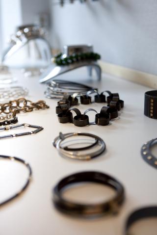Armringer: Designer Michael Hamma har formgitt disse for butikken Smide och Form.