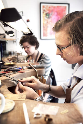 Finarbeid: L�rlingene Mathias Gustafsson og Hanna Alml�f lager henholdsvis ringer og �redobber for Smide och Form.