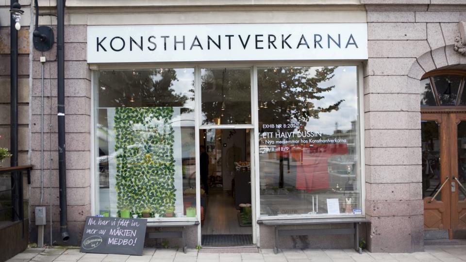 Det eldste kooperativet: P� S�dermalmstorg, det ene endepunktet for Hornsgatan, bidrar 74 kunstnere med sine produkter. Alle eier en del av butikken.