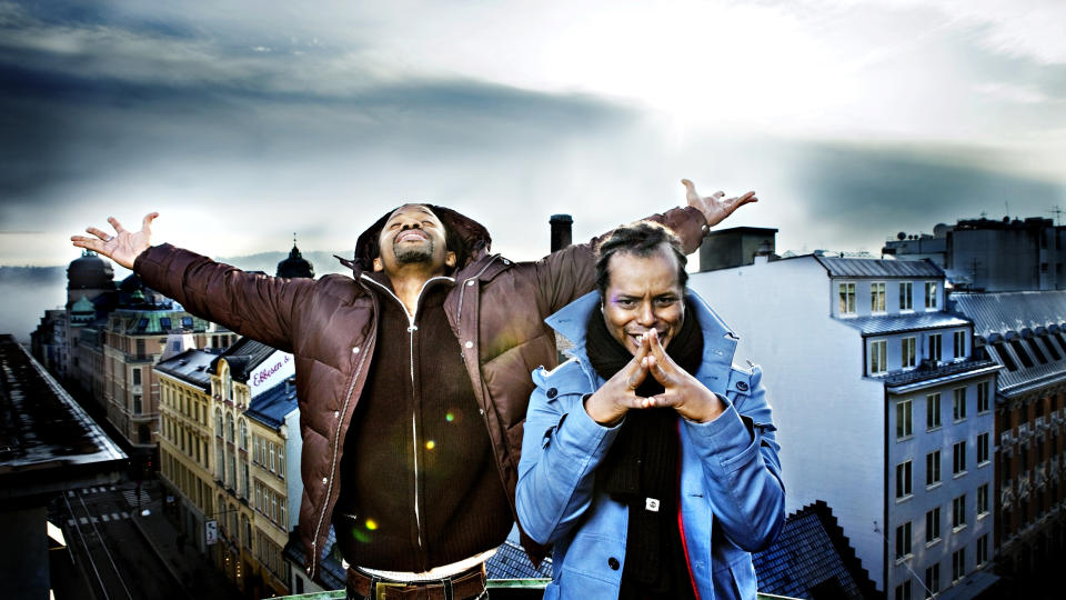 TO MOTPOLER: Tshawe Baqwa og Yosef Wolde-Mariam mener de har vidt forskjellige personligheter. Men begge elsker � synge om damer, og samtlige av l�tene p� deres nye album omhandler dette temaet. Foto: Nina Hansen
