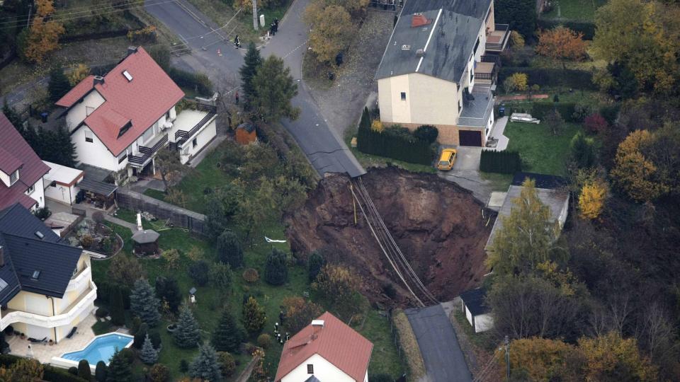 MYSTISK KRATER: Ingen vet helt hvorfor marken plutselig �pnet seg i tyske Schmalkalden. Foto: REUTERS/Alex Domanski/Scanpix