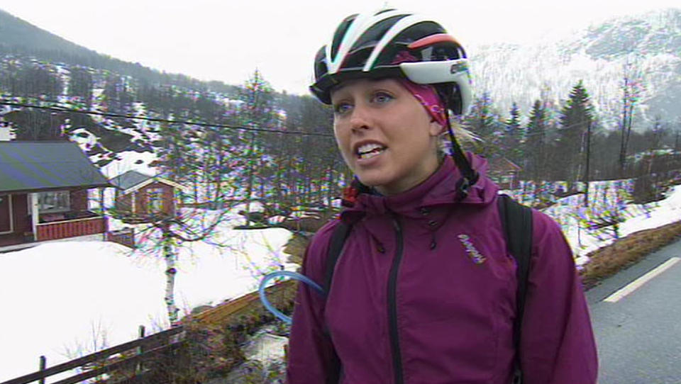 VILLE TREKKE SEG: Etter mye fram og tilbake, tok Tonnie Lobekk fatt p� sykkelturen fra Myrkdalen opp mot Vikafjellet. Seinere i kveldens episode ble hun stemt hjem av de andre deltakerne. Foto: TVNorge