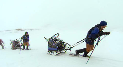 T�FF TUR: Etter den lange sykkelturen, m�tte deltakerne g� opp fjellet p� truger - med sykkelen p� slep. Foto: TVNorge
