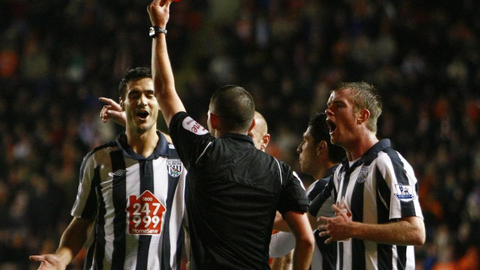 OVERPR�VER DOMMEREN: FA stryker det r�de kortet Pablo Ibanez fikk av Michael Oliver i mandagens kamp mot Blackpool. Foto:   (AP Photo/Tim Hales
