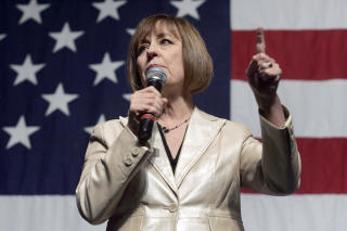 PEKER P� TYVEN: - Harry Reid har tenkt � stjele hele valgseieren, hvis han ikke kan vinne den p� vanlige vis, sier Sharron Angles (bilde) advokat Cleta Mitchell. Foto: SCANPIX
