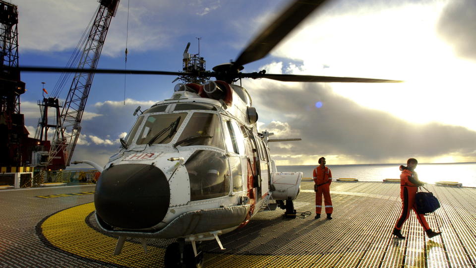 HELT TIL ABU DHABI: To piloter fl�y et Super Puma-helikopter i fire dager for � utf�re en dags arbeid i Abu Dhabi. Foto: Aleksander Nordahl/Dagbladet
