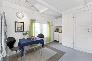 KJ�KKEN: P� kj�kkenet har man f�tt plass til et bord. Gulv og vegger er nymalt.   Foto: Advokatene Sem og Johnsen