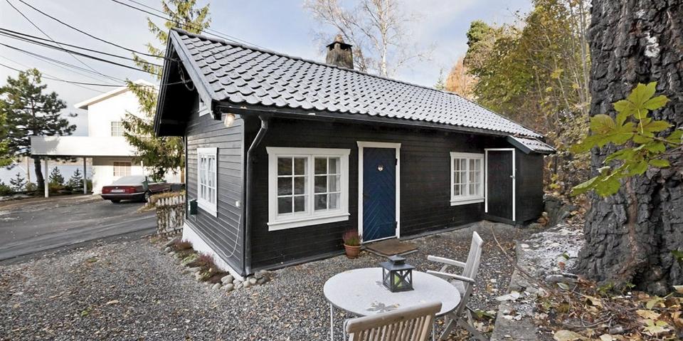 ATTRAKTIVT BOLIGSTR�K: Det er p� Ljan i Oslo syd at hovedstadens kanskje minste hus ligger. Eneboligen har prim�rrom p� 29 kvm. Bruksarealet er m�lt til 40 kvm. Prisantydningen er satt til 1.990.000 millioner kroner. Boligomr�det best�r for �vrig av store villaer.  Foto: Advokatene Sem og Johnsen