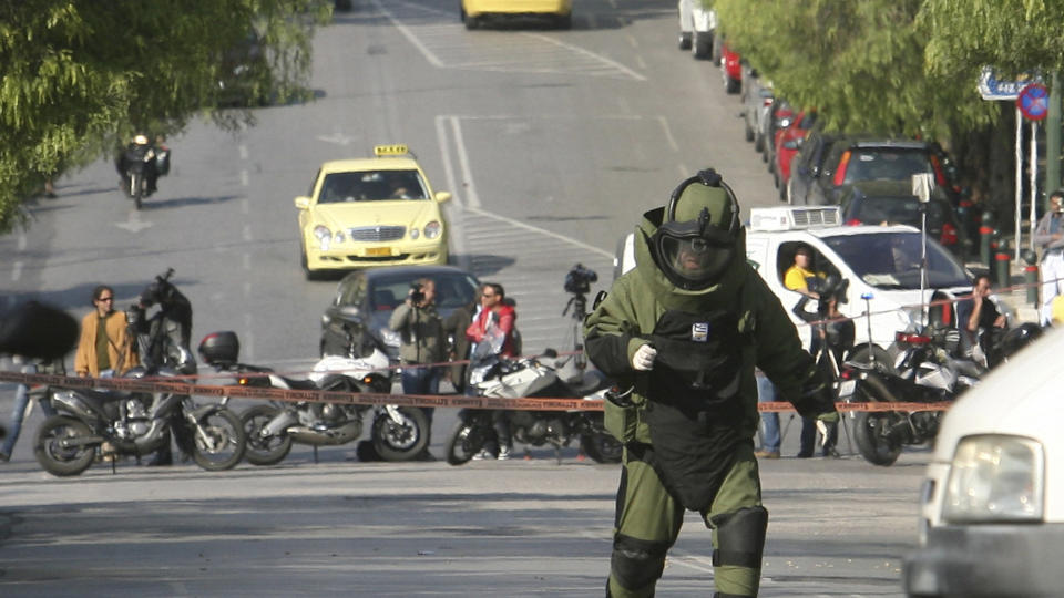 BOMBETRUSSEL: Bombepoliti ble satt inn i Aten mandag, og tirsdag m�tte de i aksjon igjen da det ble sendt bomber til den sveitsiske og bulgarske ambassaden. Foto: REUTERS/SCANPIX
