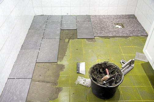 FLISLEGGING: De nye flisene ble lagt oppe p� de gamle, men f�rst etter at de gamle ble vasket rene for fett og smuss og smurt inn med en primer for maksimalt vedheft. Foto: Privat