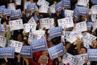  ET KNIPPE H�PFULLE : Obama-supportere holder opp kampanjeskilt p� Demokratenes National Comitee (DNC) f� dager f�r vaglet. At disse stemmer demokratisk i natt er det minste Obama kan h�pe p�.  Forto: REUTERS/Larry Downing.
