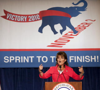  TAXED ENOUGH ALREADY : Sarah Palin, tidligere visepresidentkandidat for Republikanerne og n�v�rende leder av den s�kalte Tea Party-bevegelsen, snakker under en valgkampsrally for Republikanerne i Orlando. Sammen med Tea Party-bevegelsen - Taxed Enough Already-bevegelsen - er hun n� iferd med � f� flere sv�rt h�yrekonservative og grunnlovstroe Republikanere inn i den amerikanske Kongressen. Foto: Scott Audetet/REUTERS.